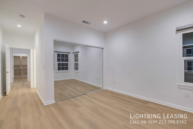 Building Photo - Stunningly Remodeled 3-Bed, 2-Bath Duplex ...