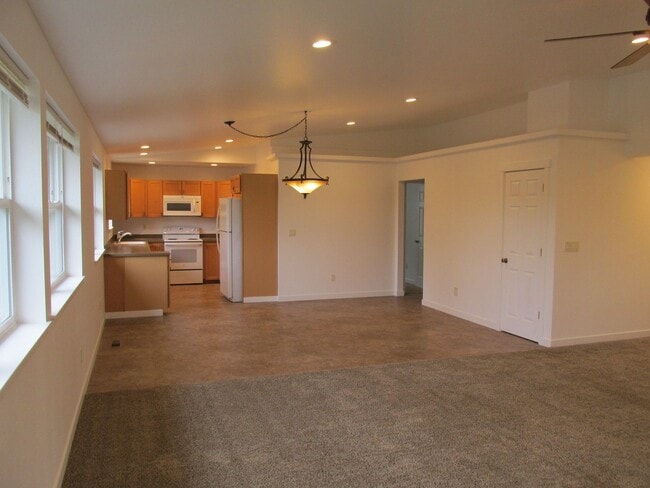 Building Photo - 3 Bedroom House in Burlington