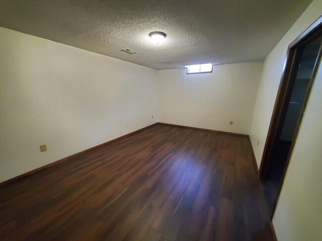 Building Photo - Spacious Derby home in Beautiful Mature Tr...