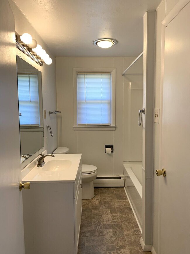 Building Photo - Move-in ready!! Bonus room that could easily be utilized as a 3rd bedroom!!