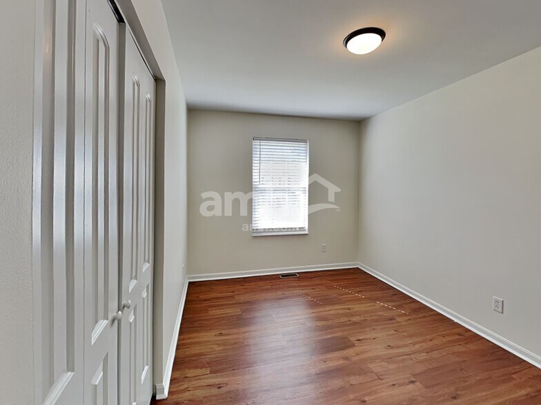 Building Photo - 2211 Siesta Dr