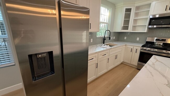 Building Photo - EPIC REA: Charming 2 Bed/ 1 Bath Home in Oakland’s Foothill Neighboorhood