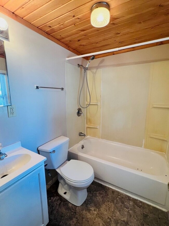 Building Photo - Spacious 2 Story Home