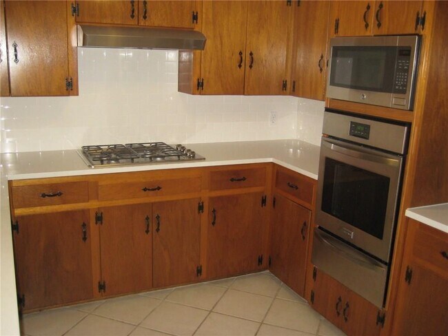 Building Photo - 2007 Oakglen Dr