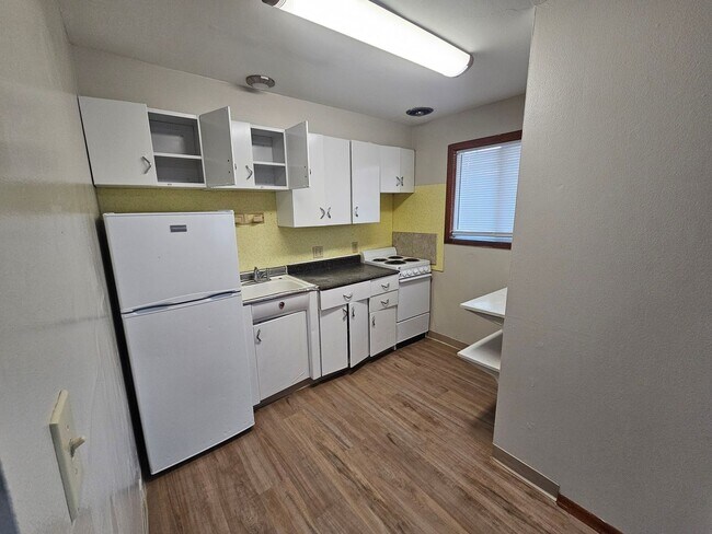 Building Photo - 2bed/1bath 2 block from EWU Campus with free parking!  $750 move in fees waived