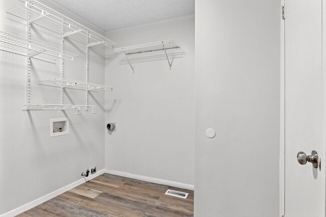 Building Photo - 3BR/1BA Home with W/D Hookups + Holiday Move-In Special $150 !!