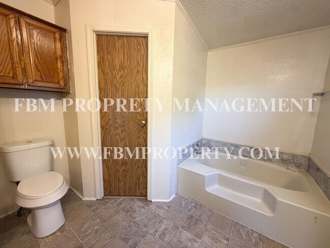Building Photo - 633 Moseley Rd