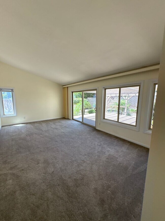 Building Photo - 2579 Pepperwood Dr