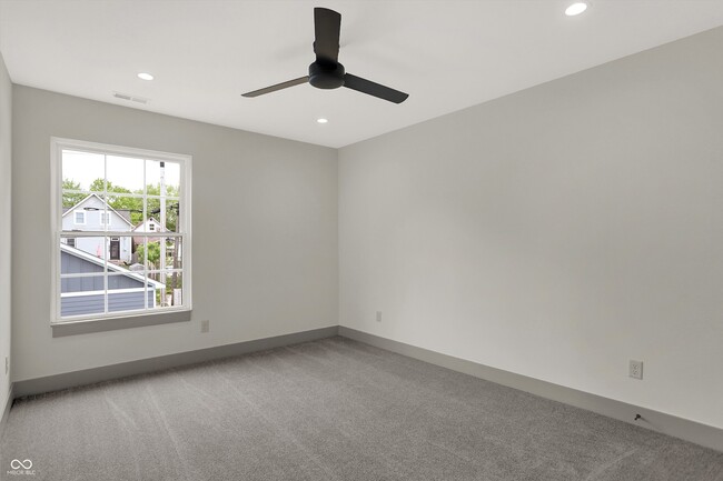 Building Photo - 220 Sanders St