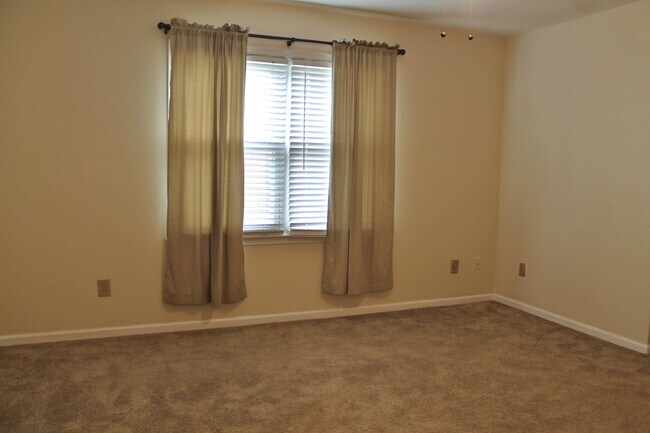 Building Photo - Adorable 3-Bedroom Ranch w/Community Pool,...