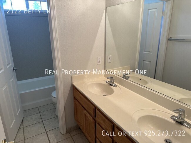 Building Photo - 2122 Betty Ln