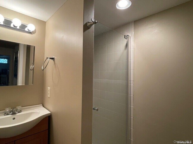 Building Photo - 20 Dewey St