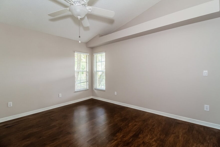 Building Photo - 996 Maple Ct