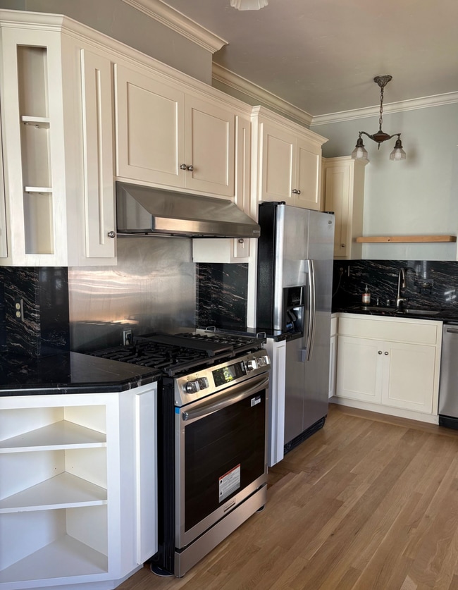 Building Photo - Charming Vintage Home Steps from Downtown Santa Cruz