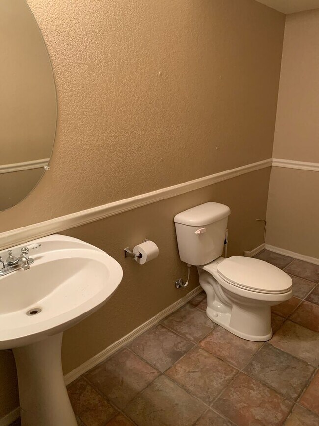 Building Photo - Wonderful 3 bedroom 2.5 bath home located in the golf course community of Western Skies