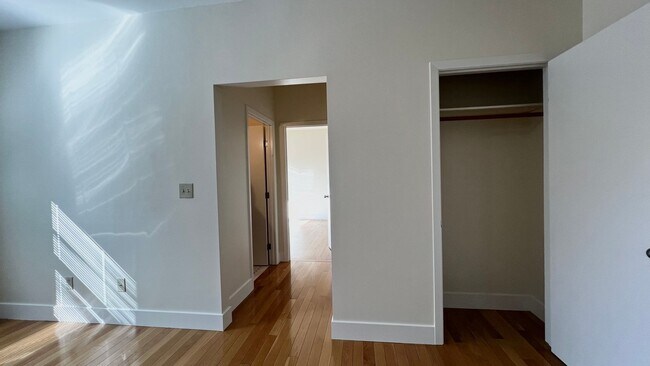 Building Photo - Beautiful Spacious 2 bd/1ba filled with light in Popular Neighborhood – Oakland, Emeryville, and ...