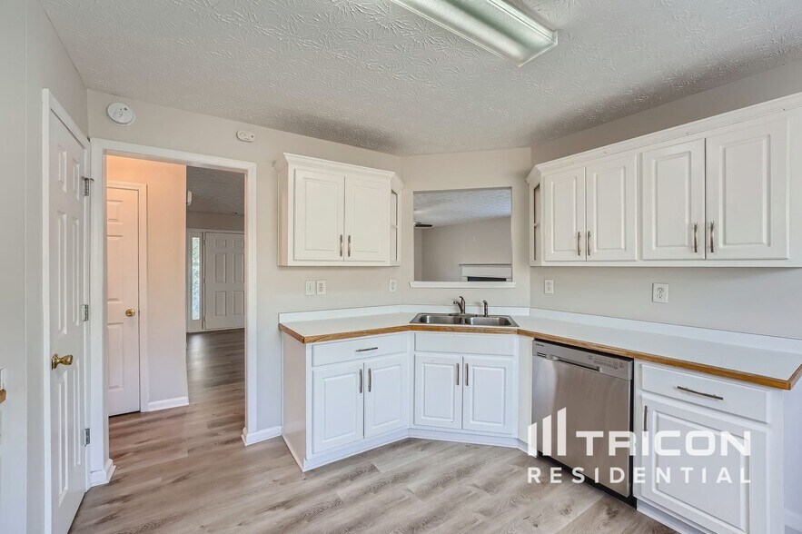 Building Photo - 1504 Riverglen Dr
