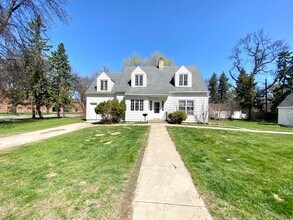 Building Photo - Stunning Historic 4 Bed Home Near NDSU