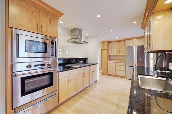 Building Photo - 3bd/2ba Mercer Island Home