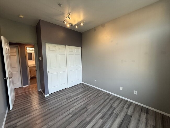 Building Photo - Updated Kent Townhome - Private Garage & AC