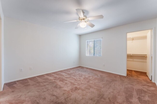 Building Photo - Gorgeous 3 Bedroom Seven Hills Condo For L...