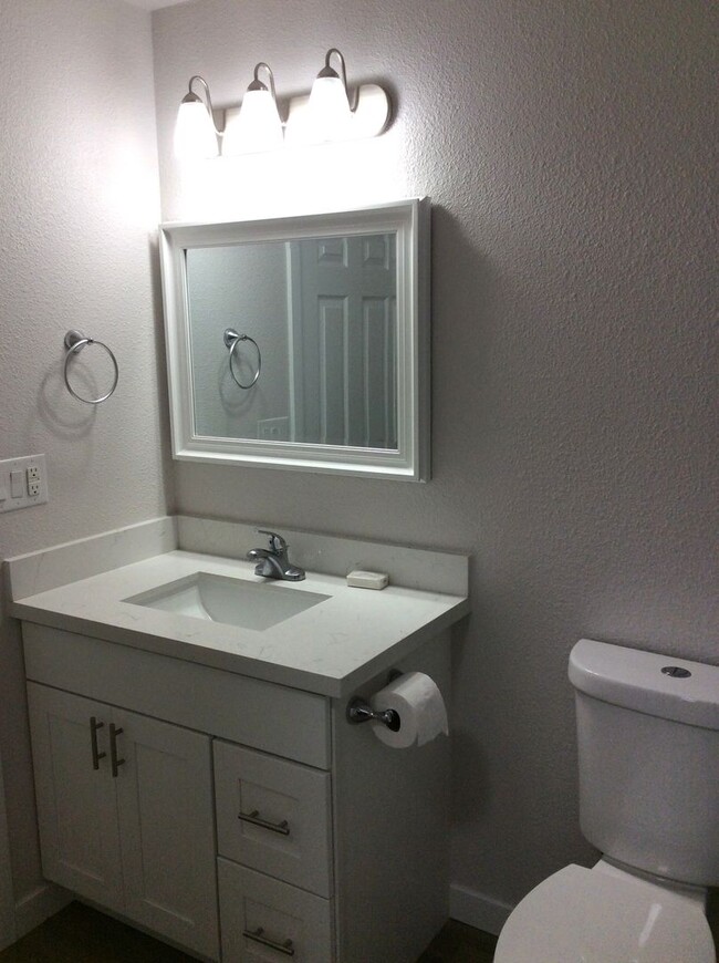 Building Photo - Totally Updated, Beautiful Duplex unit! Av...
