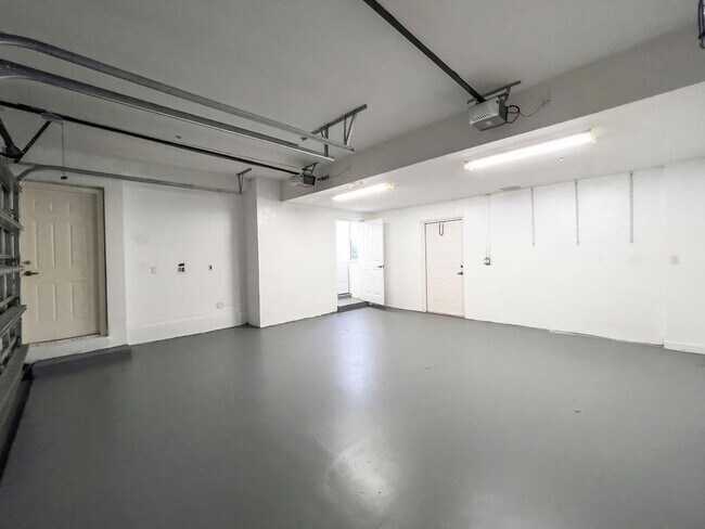 Building Photo - 2343 Vintage Dr