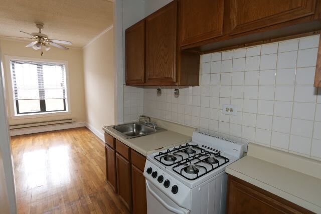 Building Photo - 629 W Cornelia Ave