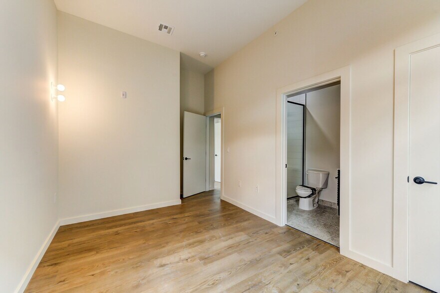 Building Photo - 619 N 35th St