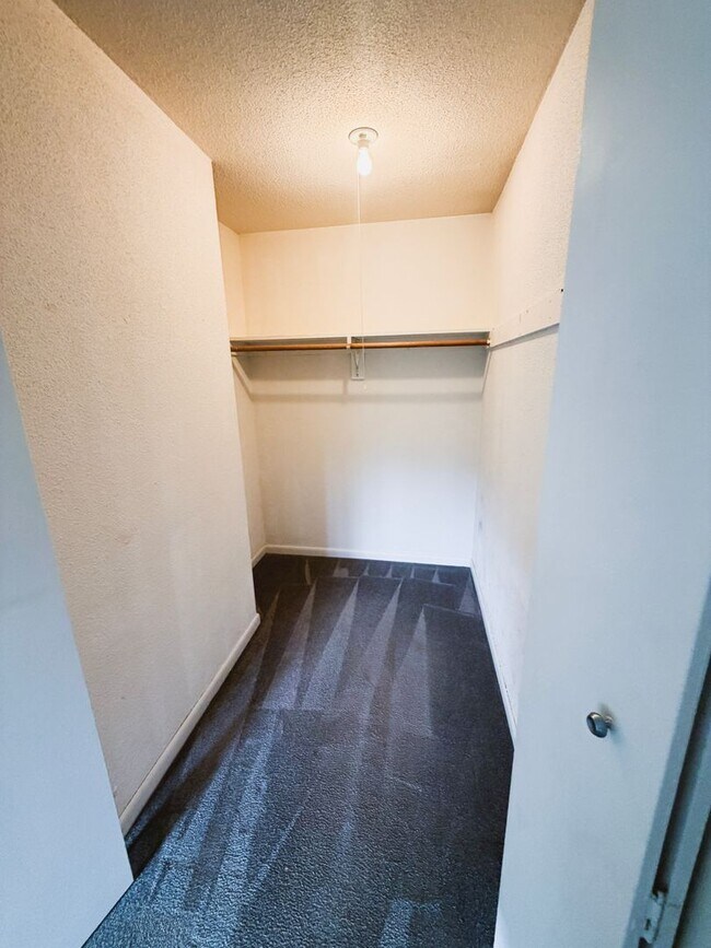 Building Photo - 2BD/1.5BA Beautiful Townhome - Right Near Oakledge Park!