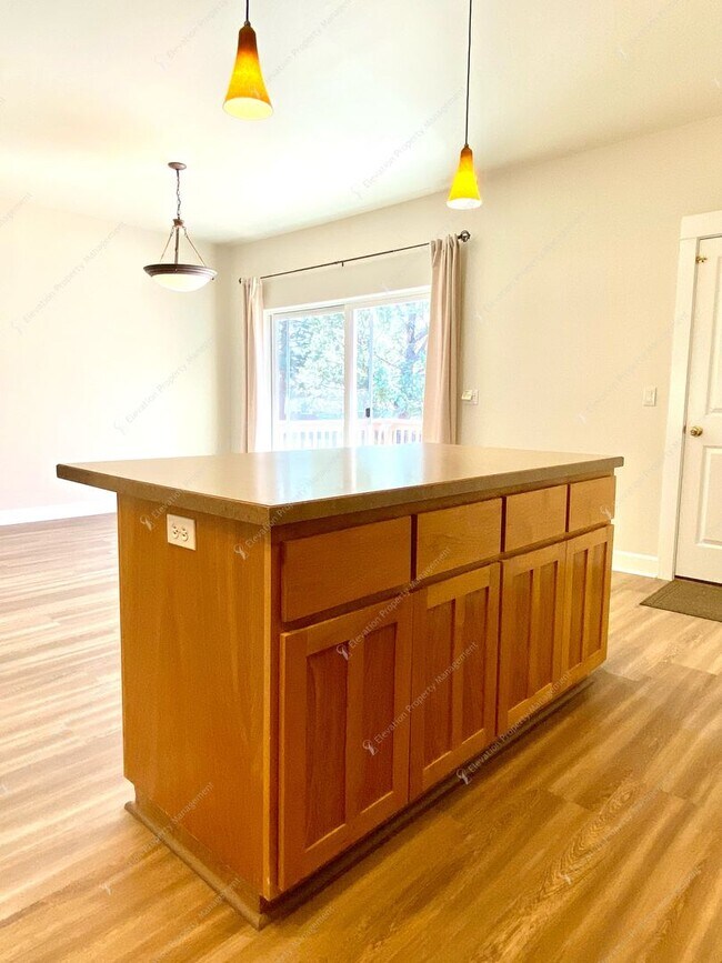 Building Photo - Charming Updated Home in Bend’s Old Farm D...