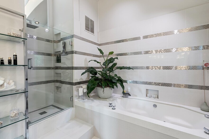 Primary Bathroom - 8374 Yucca Trl
