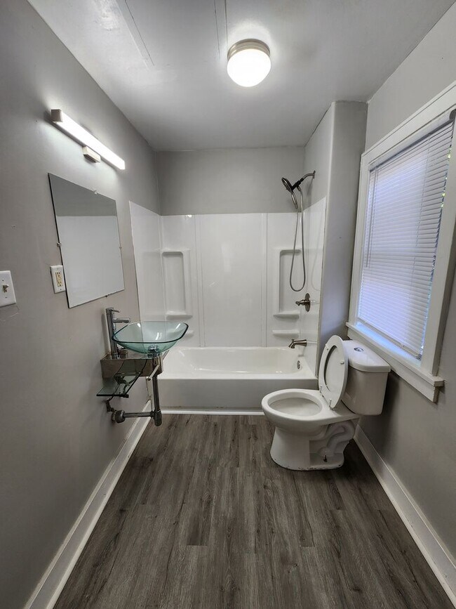 Building Photo - Large Glen Park Home! Original Hardwood Fl...