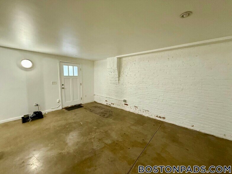 Building Photo - 72 Frankfort St