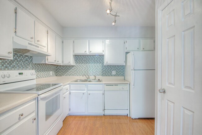 Building Photo - 104 Doral Ct