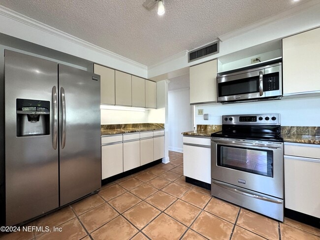 Building Photo - 6000 San Jose Blvd