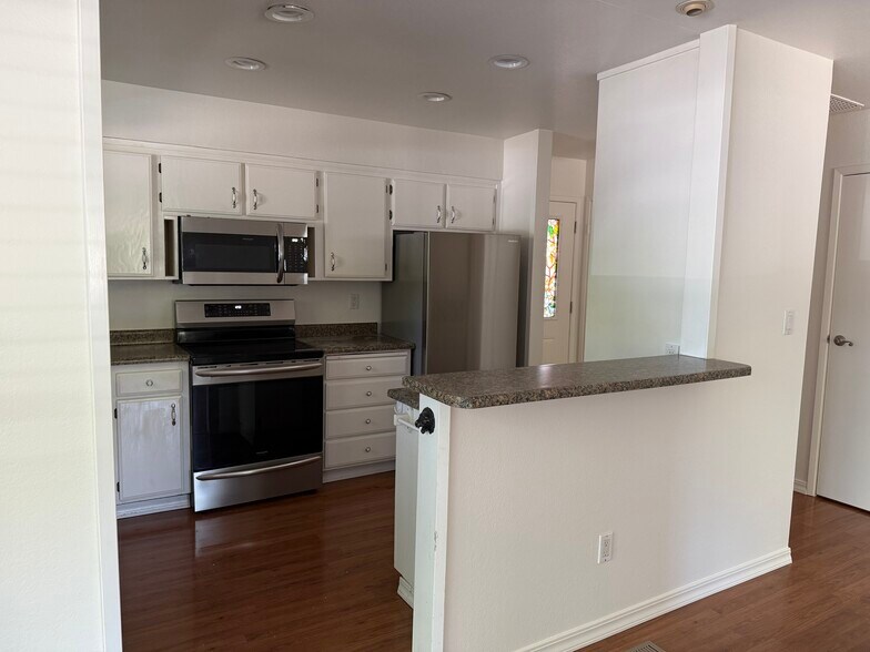 Building Photo - 4994 Country Club Dr