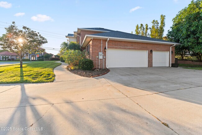 Building Photo - 500 Hidden Hollow Dr