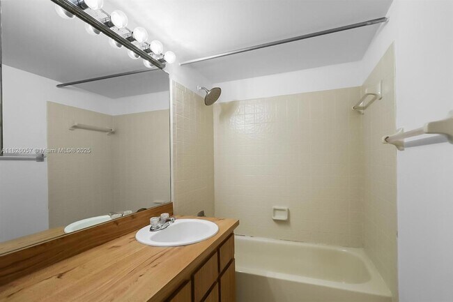 Building Photo - 10167 Twin Lakes Dr