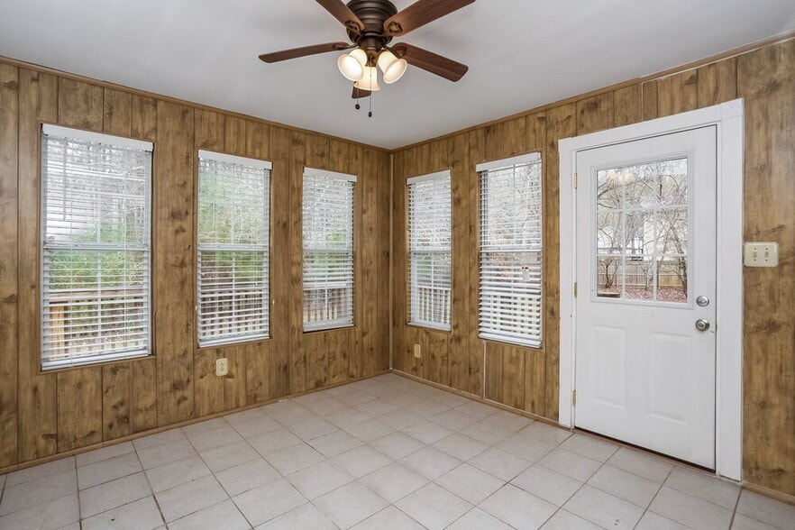 Building Photo - 105 Bennington Dr