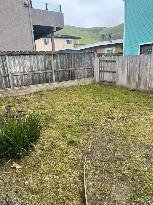 Building Photo - Close to beach