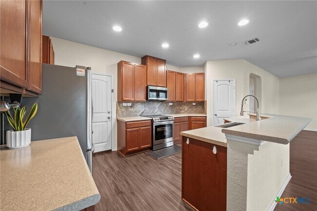 Building Photo - 220 Hinge Creek