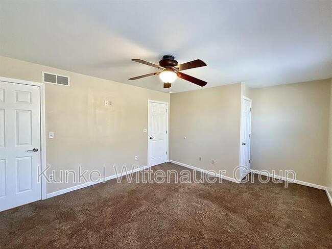 Building Photo - 13 Twin Oaks Dr