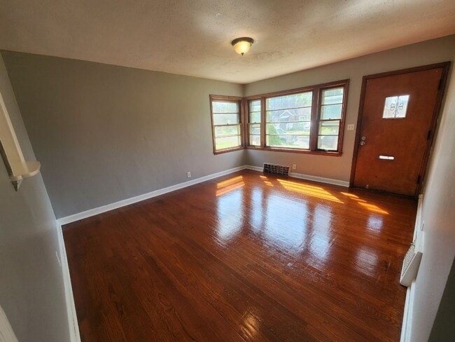 Building Photo - Nice 2 Bedroom Single House with Garage Available NOW