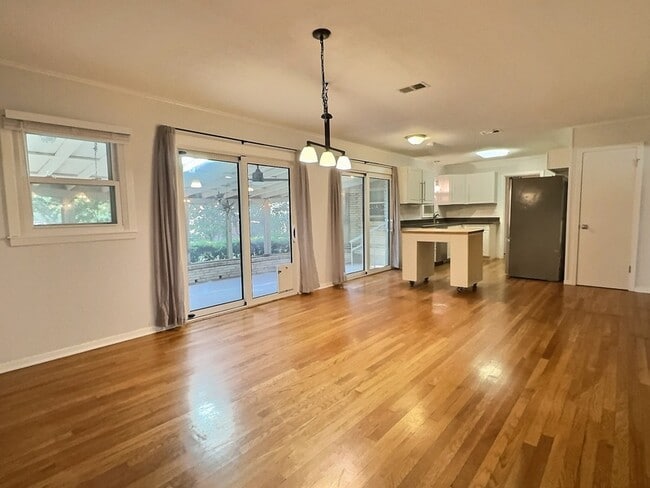 Building Photo - 635 Rockhill Dr