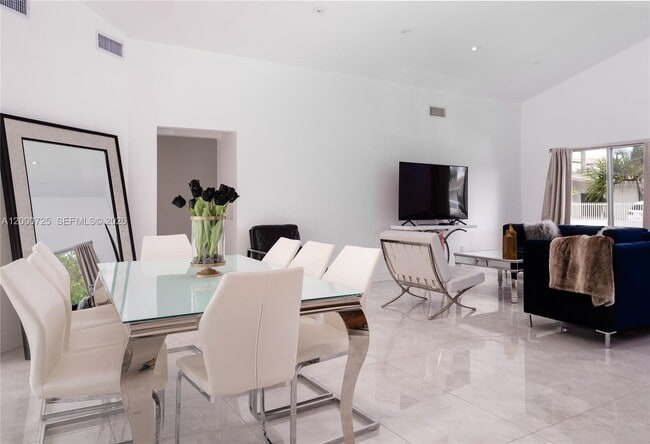 Building Photo - 2555 NE 202nd St