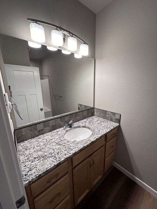 Building Photo - 4 Bedroom / 4 bath New Townhome. Every bedroom is its own Master Suite with your own full bathroo...