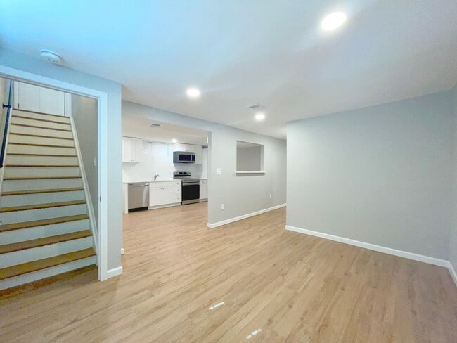 Building Photo - Gorgeous remodeled 2 bedroom in Triplex!