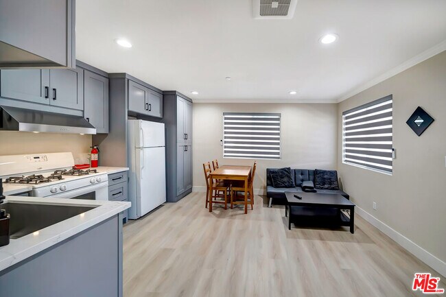 Building Photo - 5843 Vanalden Ave