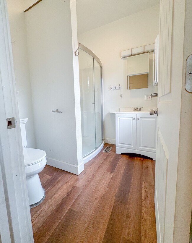 Building Photo - 2 BED/ 2 BATH SINGLE FAMILY HOME